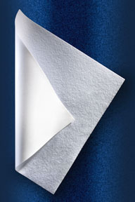 在PVC薄膜上使用聚酯无纺布层压板技术，提供柔软的感觉，帮助病人舒适。